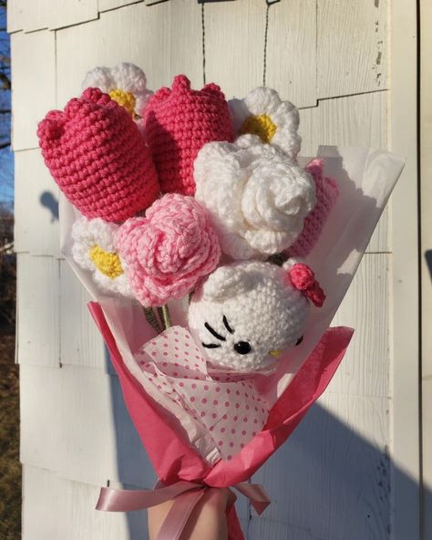 Birthday Gift Crochet Ideas, Valentines Crochet Bouquet, Crocheted Hello Kitty, Pink Crochet Flower Bouquet, Crochet Hello Kitty Bouquet, Spiderman Crochet Bouquet, Hello Kitty Crochet Bouquet, Hello Kitty Bouquet Of Flowers, Hello Kitty Presents