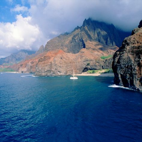 Kauai in March comes at the end of Hawaii's rainy season. Although getting wet isn't an issue, there are concerns about currents. Chek out the best places to snorkel in Kauai where you'll be protected from big waves and strong currents to enjoy colorful fish and sea life. North Shore Kauai, Kauai Hawaii Snorkeling, Salt Pond Beach Kauai, Nepali Coast Kauai Hawaii, Ke'e Beach Kauai, Poipu Beach, Kauai Hawaii, Island Destinations, Snorkeling Gear