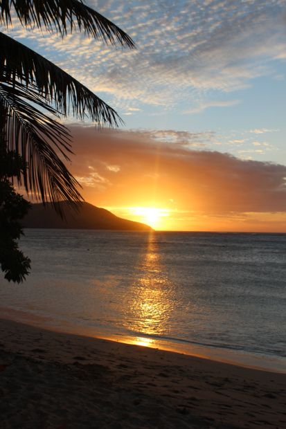 Perfect beach sunset in front of Blue Lagoon Resort on Nacula Island in the Yasawa Islands of Fiji Beach Sunset Images, Sunset Beach Pictures, Beach Sunset Wallpaper, Sunset Images, Söt Katt, Amazing Sunsets, Sunset Landscape, Sunset Wallpaper, Beautiful Sunrise