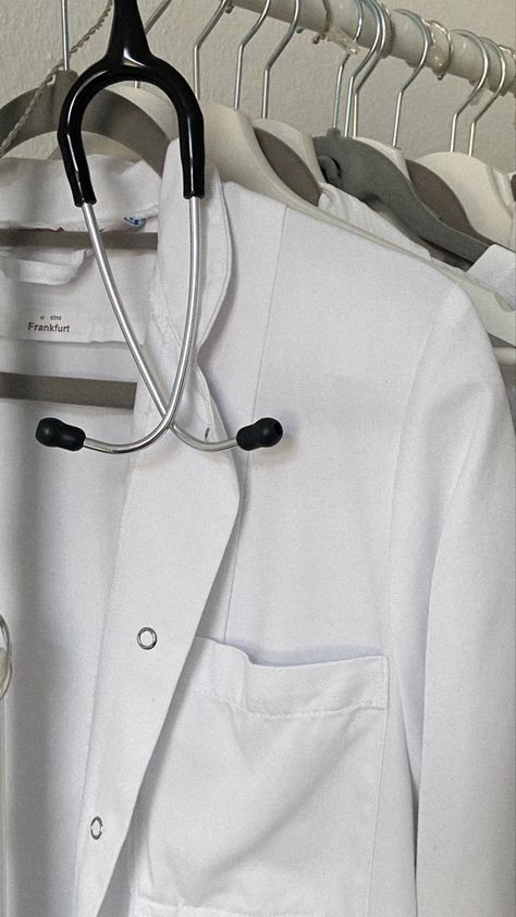 White Coat Aesthetic Doctor, Sports Doctor Aesthetic, Doctor Asthetic Picture, Stethoscope Aesthetic, Medical School Life, Aesthetic Doctor, Medical Student Motivation, Nurse Aesthetic, Med School Motivation