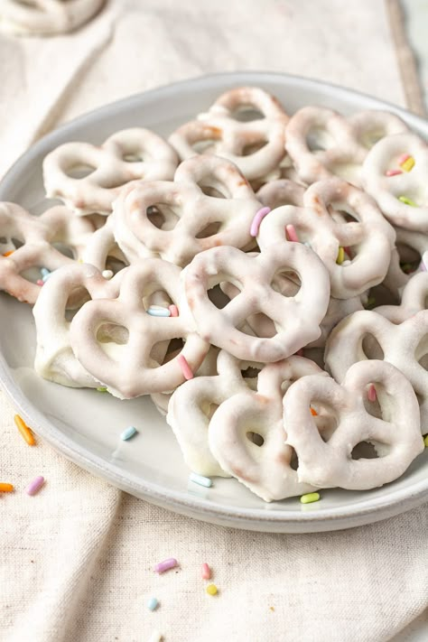 White chocolate covered pretzels on a plate with sprinkles. Chocolate Pretzels Recipe, Desserts With Strawberries, Chocolate Covered Pretzels Recipe, Salty Pretzels, Crowd Desserts, White Chocolate Covered Pretzels, White Chocolate Pretzels, White Almond Bark, White Chocolate Covered