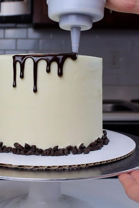 The Easiest Chocolate Drip Recipe - Only 2 Ingredients Chocolate Drip Recipe, Drip Cake Recipes, Chocolate Ganache Drip, Easy Chocolate Ganache, Cake Coloring, Cannoli Cake, Rodjendanske Torte, Ganache Drip, Chocolate Ganache Recipe