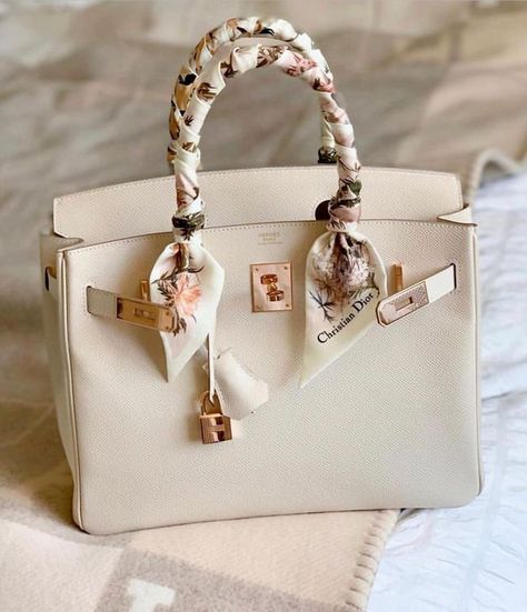 Shared by Mrs.G. Find images and videos on We Heart It - the app to get lost in what you love. Backpack Must Haves, Nyc Fall Outfits, Trendy Purses, Nyc Fall, Luxury Bags Collection, Dream Bags, Girly Bags, Kelly Bag, Luxury Purses