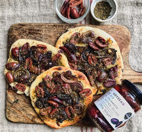 Try our recipe for Caramelised onions & Kalamata olives flatbreads with za'taar using Odysea Kalamata PDO olive oil & Big Kalamata olives. Recipes With Kalamata Olives, Kalamata Olive Recipes, Naan Pizza, Olive Recipes, Kalamata Olives, Toast Recipes, Naan, Caramelized Onions, Caramel