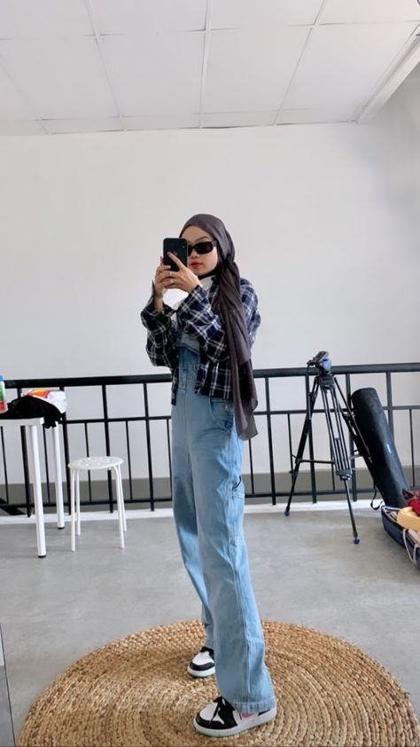 Ootd Overall, Hijab Jumpsuit, Jumpsuit Hijab, Electron Microscope, Celana Jeans, Hijab Style Casual, Ootd Hijab, Hijab Style, Fashion Korean