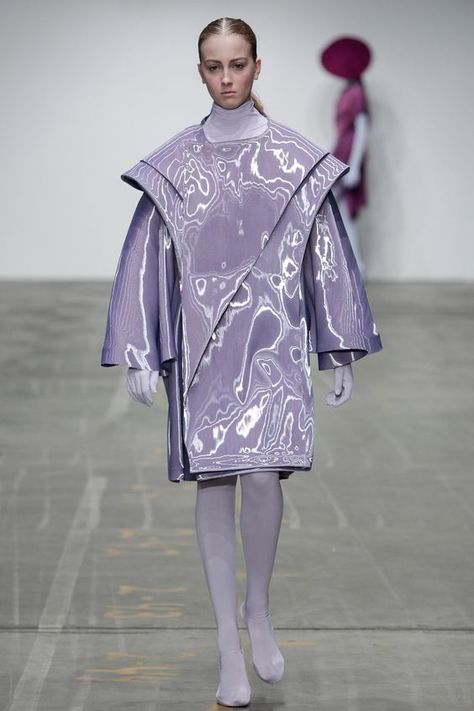 Futuristic fashion - Photo: Jeff Montes #futuristic #fashion #future #trends #inspiration #intergalactic #purple #women #catwalk #fashionshow #look #dress Haute Couture Style, Sculptural Fashion, Space Fashion, Viktor Rolf, Futuristic Fashion, Mode Inspo, Future Fashion, John Galliano, Futurism