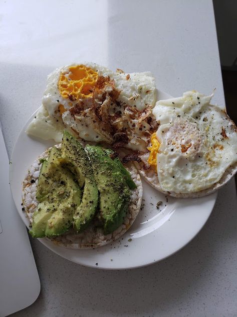 breakfast idea: eggs and avocado on rice cakes dairy, gluten, soy free Avocado Toast Rice Cake, Avocado On Rice Cake, Rice Cake Breakfast Ideas, Rice Cake Recipes Healthy, Rice Cakes Toppings, Preppy Food, Eggs And Avocado, Avocado Rice, Rice Cake Recipes