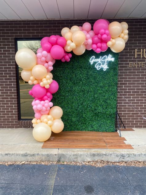 Greenery Wall With Balloons, Greenery Wall With Neon Sign, Pink And Green Balloon Garland, Wall With Neon Sign, Pink Balloon Garland, Parties Decorations, Greenery Wall, Orange Balloons, 30th Party