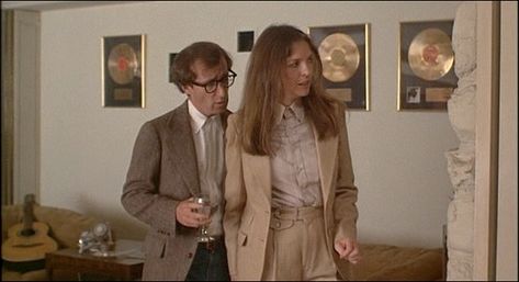 The Style Essentials - Seems Like Old Times for Diane Keaton's Iconic Style in 1977's ANNIE HALL | GlamAmor Diane Keaton Annie Hall, Annie Hall Style, Old School Movies, Annie Hall, Wool Shorts, Mia Farrow, Old Hollywood Style, Diane Keaton, Elegant Scarves