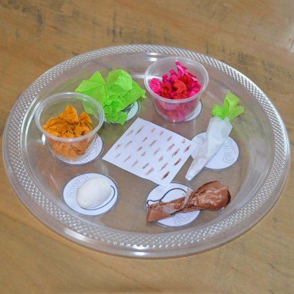 Seder Plate Craft, Passover Tablescapes, Shavuot Crafts, Pesach Crafts, Passover Lesson, Passover Recipes Seder, Passover Recipes Dinner, Passover Christian, Passover Table Setting