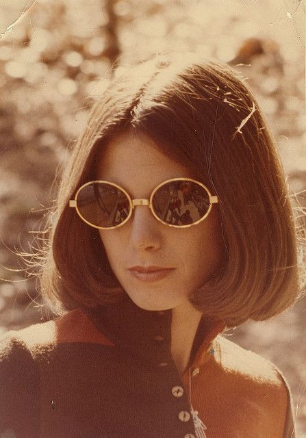 editing inspiration Vintage Clothes 70s, 1970s Sunglasses, 70s Glasses, Κούρεμα Bob, Fashion 1970s, Fashion 70s, Photo Style, Trendy Haircuts, Foto Art