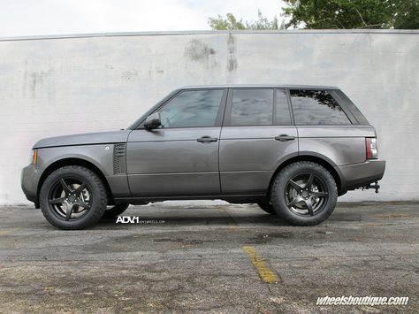 Love these wheels on the Range Rover. Range Rover Rims, 2006 Range Rover, Range Rover Off Road, Landrover Range Rover, Range Rover Black, Range Rover Hse, Range Rover Supercharged, Land Rover Discovery 2, Land Rover Series 3