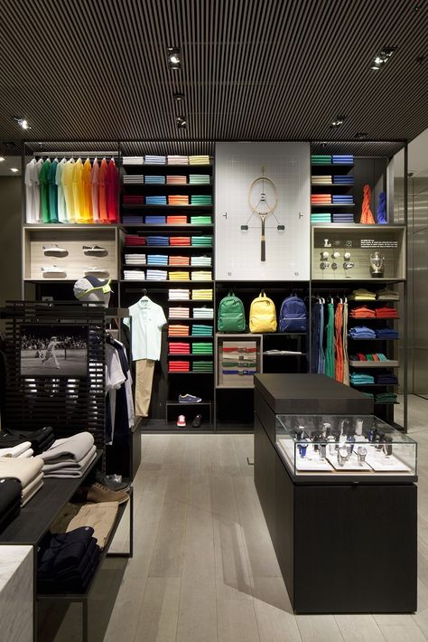 Concepto Lacost Display Visual Merchandising, A Clothing Store, Clothing Store Interior, Clothing Store Design, Store Design Boutique, Visual Merchandising Displays, Retail Inspiration, Store Interiors, Online Shop Design