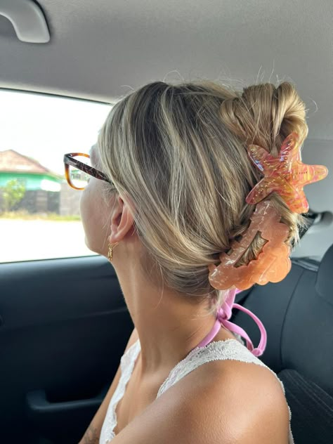 Hairstyle claw clips Hairstyles Hot Day, Hair Styles Clips, Coastal Hairstyles, Aesthetic Claw Clips, Florida Hair, Carnival Hairstyles, Claw Clip Hairstyles, Hair Claw Clip, Penteado Cabelo Curto