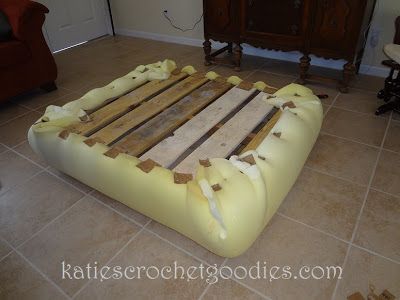 diy pallet ottoman Pallet Ottoman, Pallet Home Decor, Diy Ottoman, Baby Proof, Pallet Crates, Trendy Diy, Crochet Goodies, Wood Pallet Projects, My Living Room