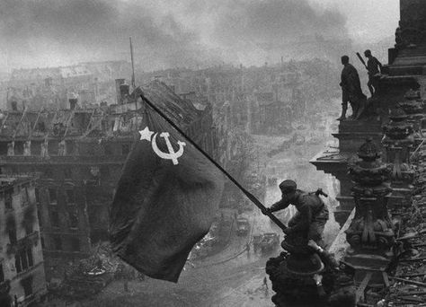 World War 2 Pictures: Rare Photos from WW2 Russian Fighter, Ww2 Photos, Famous Photos, British Soldier, Human Soul, Red Army, Flag Stand, Rare Photos, Military History