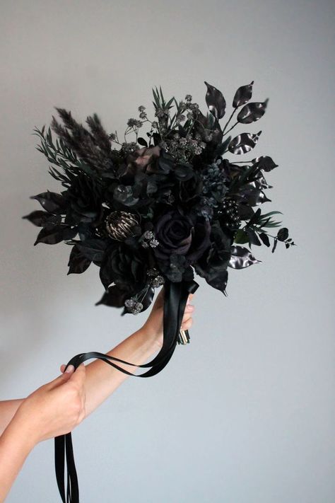 Black Flower Bouquet, Black Wedding Bouquet, Goth Crown, Gothic Bouquet, Black Flower Crown, Dark Romantic Wedding, Gothic Wedding Theme, Wedding Gothic, Halloween Crown