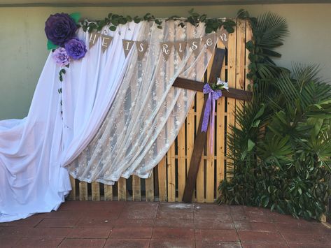 Easter Sunday Backdrop. Pallet backdrop. Cross backdrop. Easter Sunday Photo Backdrop, Easter Photo Booth Church, Easter Photo Backdrop Ideas, Lent Decor, Easter Signs Diy, Easter Family Pictures, Easter Photo Booth, Easter Photo Backdrop, Easter Backdrop