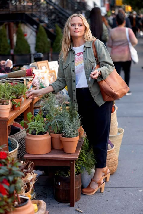 Warm Autumn Color Palette, Spring Jacket Outfit, Winter Fall Outfits, Utility Jacket Outfit, Green Jacket Outfit, Reese Witherspoon Style, Autumn Color Palette, Fashion Makeover, Gamine Style