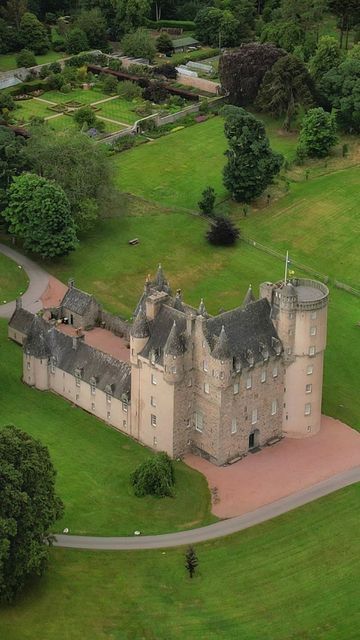 Del on Instagram: "C A S T L E F R A S E R 🏴󠁧󠁢󠁳󠁣󠁴󠁿 Once known as Muchall-in-Mar, Castle Fraser is an elaborate, five-storey Z-plan castle which was constructed in 1575 by the 6th Laird of Fraser, Michael Fraser, although there is archaeological evidence of an older square tower dating from around 1400 or 1500 within the current construction. #scotland #scottishhistory #reel #castle #castlefraser #outlander #jamf #rotd #reelsinstagram #reelviral #castlesofscotland #history #ancient #visits Fraser Castle Scotland, Manor Castle, Castle Fraser, Scotland Vacation, Monumental Architecture, Castles Of The World, Castle Scotland, Scotland Castles, Royal Palaces