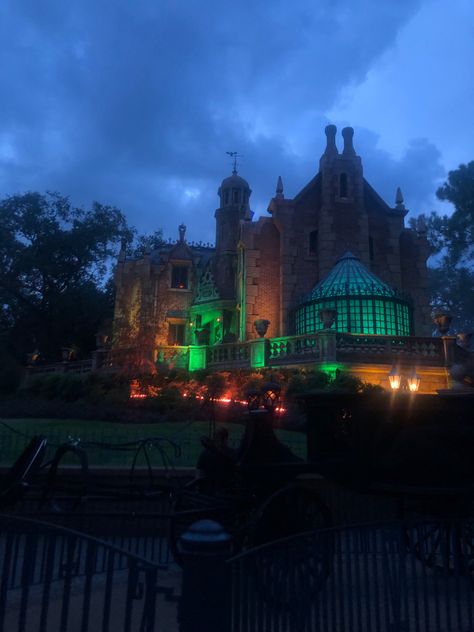 Haunted Theme Park, Haunted Mansion Themed Party, Mickeys Not So Scary Halloween Party, Disney At Night, Disney World Haunted Mansion, Hunted Mansion, Mickeys Not So Scary Halloween, Haunted Mansion Disney, Kingdom Keepers