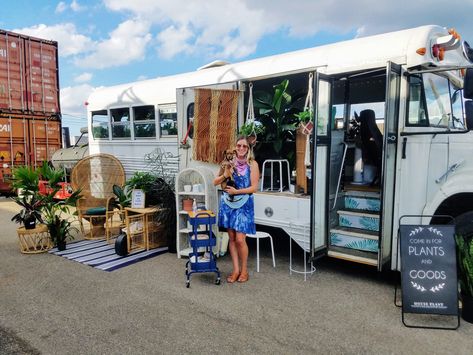 This Vintage School Bus Brings the Joy of Houseplants to People During the Pandemic Plants For Pots, Converted Bus, School Bus Conversion, Mobile Store, Pop Up Market, Mobile Business, Bus Life, Mobile Boutique, Flower Business