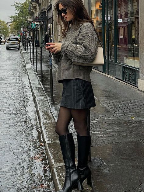 This French-Girl Outfit Formula Never Fails to Make Me Look Chic in Winter London Skirt Outfit, Autumn Fashion London, Rain Fits Aesthetic, Hokkaido Winter Outfit, 10 Winter Outfits, French Outfits, Stile Blair Waldorf, Adrette Outfits, Rok Mini