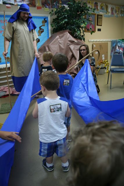 Red Sea - Crossing the sea on dry ground. Children take turns being Moses and rest of class follows through the "sea". All young classes. Worship Craft, Toddler Sunday School, Crossing The Red Sea, Preschool Bible, Bible School Crafts, Sunday School Activities, Childrens Bible, The Red Sea, Bible Activities