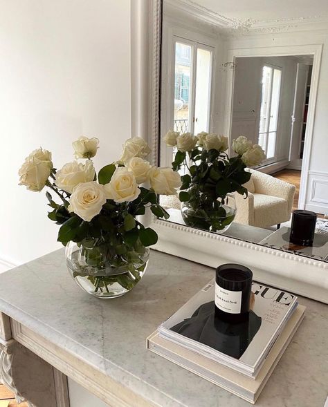 Sf Apartment, Cozy Interiors, French Apartment, Candle Aesthetic, Apartment Aesthetic, Flowers Beautiful, Dreamy Room, Home Flowers, White Home Decor