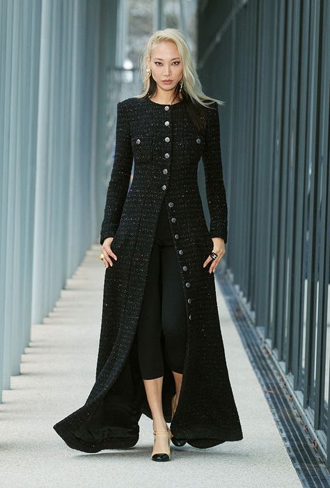 Chanel Coat, Chanel Fashion Show, Mode Chanel, House Of Chanel, Amazing Dresses, Chanel Official, Chanel Official Website, Couture Mode, Chanel 2