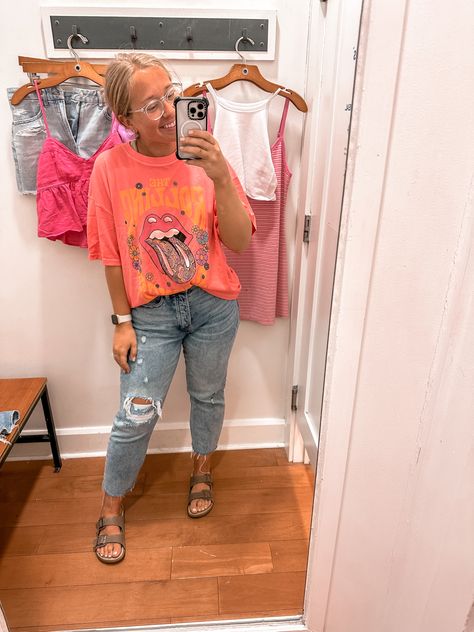 Summer Mom Jeans Outfit, Oversized Graphic Tee Outfits Summer, Grafic Tee Outfits Summer, Graphic Tshirt And Jeans Outfit, Jeans And Graphic T Shirt Outfit, Pink Graphic Tee Outfit, Casual Summer Outfits With Jeans, Graphic Tee And Jeans Outfit, Outfits With Graphic Tees