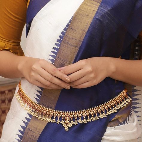 waist band Gold Tilla Saree, Gold Saree With Tilla, Elegant Traditional Wear For Navratri Rituals, Elegant Gold Saree With Tilla Detailing, Elegant Saree With Latkans For Festive Occasions, Elegant Festive Saree With Latkans, Elegant Traditional Wear For Diwali Rituals, Motif Saree For Rituals, Festive Traditional Jewelry With Motifs