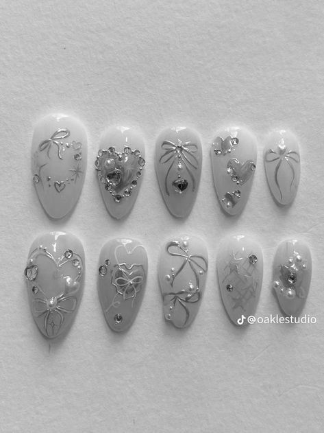 Pearl Silver Nails, Short Nail Designs Silver, Silver Douyin Nails, White Gothic Nails, Simple Douyin Nails, Silver Bow Nails, White Metallic Nails, Nails Ideas Chrome, Silver Pink Nails