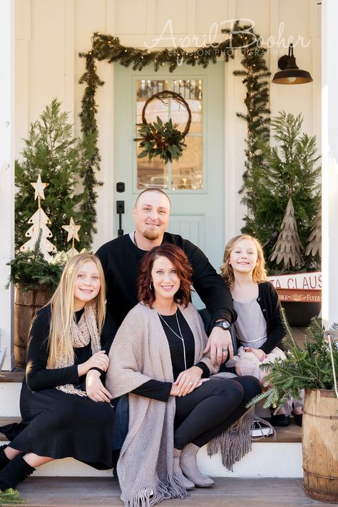 Front Porch Pictures, Family Holiday Pictures, Christmas Tree And Fireplace, Christmas Poses, Christmas Family Photoshoot, Family Christmas Card Photos, Mini Photo Sessions, Decorating Bedroom, Holiday Mini Session