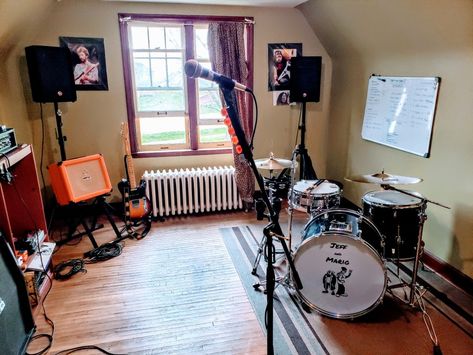 Small Drum Room, Drum Studio Ideas, Drum Bedroom, Drum Room Ideas, Paiste Cymbals, Drum Studio, Band Rooms, Drums Studio, Zildjian Cymbals