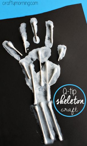 Easy Q-Tip Handprint Skeleton Craft #Halloween craft for kids to make | CraftyMorning.com Skeleton For Kids, Skeleton Craft, Halloween Art Projects, Halloween Kunst, October Crafts, Halloween Arts And Crafts, Halloween Preschool, Daycare Crafts, Q Tip