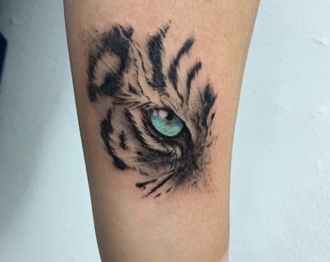 Lion Leg Tattoo, Tiger Tattoo Thigh, Tiger Hand Tattoo, Drawing Wildlife, Tiger Eyes Tattoo, Tiger Tattoo Sleeve, Ideas Sketch, Sketch Style Tattoos, Leopard Tattoos