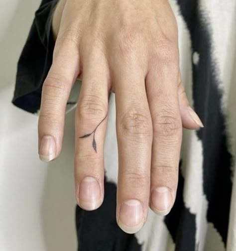 Brown Finger Tattoo, Green Thumb Tattoo, Flower Finger Tattoo, Tatuaje Studio Ghibli, Tasteful Tattoos, Finger Tattoo, Small Hand Tattoos, Dainty Tattoos, Subtle Tattoos