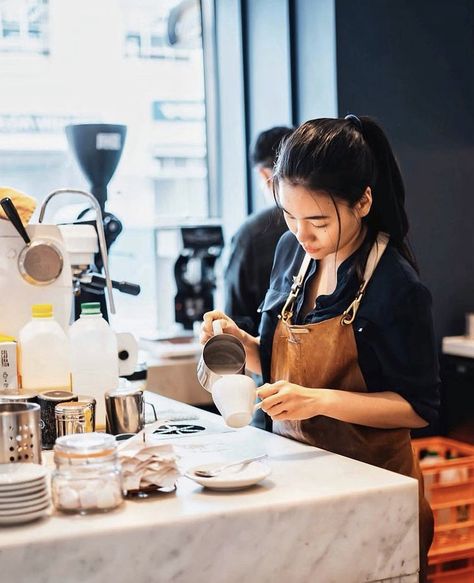 Barista Photoshoot Ideas, Coffee Barista Outfit, Barista Aesthetic Female, Ulzzang Barista, Cafe Uniform Aesthetic, People At Coffee Shop, Cafe Barista Outfit, Cafe Worker Outfit, Cute Barista Outfit