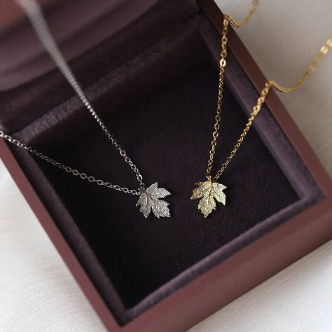 Maple Leaf Necklace, Pretty Jewelry Necklaces, Magical Jewelry, Gold Jewelry Simple, Classy Jewelry, Fancy Jewellery, Fancy Jewelry, Hand Jewelry, Fantasy Jewelry