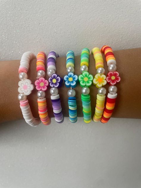 Color Palette For Bracelets, Red And Blue Bracelets, Pink Bead Bracelet Ideas, Cute Clay Bead Ideas, Homemade Bracelet Ideas, Ideas For Bracelets With Beads, Friend Ship Bracelets Ideas, Flower Bracelet Ideas, Ideas For Bracelets