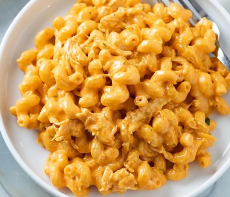 Buffalo Chicken Mac and Cheese Chicken Mac And Cheese Recipe, Buffalo Chicken Mac And Cheese, Mac And Cheese Recipe Soul Food, Buffalo Mac And Cheese, Chicken Mac And Cheese, Cheddar Cheese Sauce, Fast Dinner Recipes, Blue Cheese Dressing, Mac And Cheese Recipe