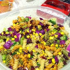 Mardi Gras Pasta Salad...I wish there was a recipe for this, but it looks to be tri-colored pasta, corn, red cabbage and broccoli. Is toss it in Italian dressing. Colorful Pasta Salad, Mardi Gras Finger Foods, Mardi Gras Salad, Mardi Gras Pasta, Mardi Gras Treats, Mardi Gras Party Food, Mardi Gras Party Ideas, Cabbage Broccoli, Mardi Gras Recipes