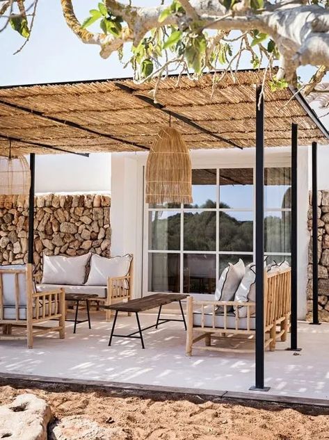 Décoration : conseils pour aménager une terrasse agréable et chaleureuse #décoration #terrasse #deco Pergola Patio, Outdoor Pergola, Roof Garden, Outdoor Design, Patio Design, Covered Patio, Outdoor Area, Backyard Patio, Backyard Landscaping