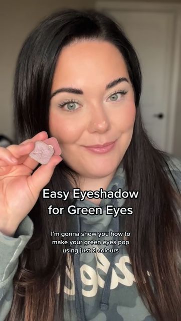 Everyday Green Eye Makeup, Seint Eyeshadow Looks For Green Eyes, Simple Makeup Green Eyes, Easy Makeup For Green Eyes, Day Makeup For Green Eyes, Neutral Eyeshadow For Green Eyes, Best Eye Shadow For Green Eyes, Make Up For Green Eyes Natural, Eyeshadow For Green Eyes Natural