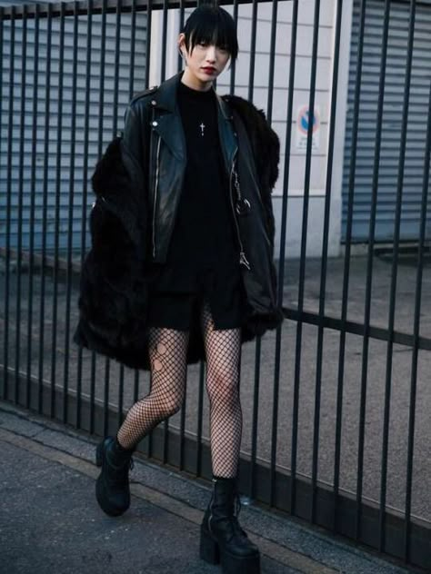 Nyfw Street Style, Black Clothes, Tokyo Fashion, Japanese Street Fashion, Black Outfits, Summer Fashion Trends, All Black Outfit, Harajuku Fashion, Yohji Yamamoto