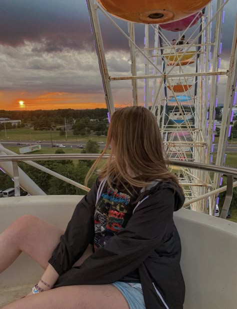 Fairest Wheel Aesthetic, Ferris Wheel Photos, Fair Photo Ideas, Ferris Wheel Photoshoot, Fair Poses, Fair Pictures Ideas, Ferris Wheel Pictures, Ferris Wheel Aesthetic, Rodeo Pics