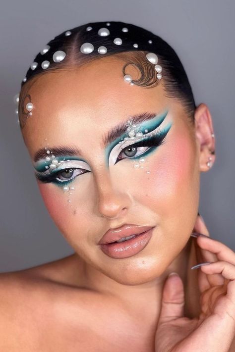 On the other hand, pearls and blue quince makeup is ideal for summer birthday girlies. It’s a unique style everyone will be fascinated by.//photocredit: @jennseren Blue Quince Makeup, Quince Makeup, Aesthetic Styles, Aqua Mermaid, Birthday Look, Blue Quince, Deep Sea Creatures, Natural Lip Colors, Mermaid Aesthetic