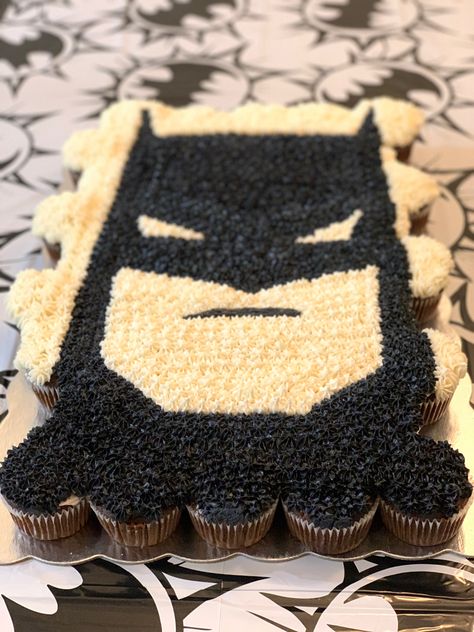 Batman Pull Apart Cupcakes, Batman Cupcakes Ideas, Batman Cupcake Cake, Batman Cupcakes, Pull Apart Cupcake, Batman Birthday Cakes, Spiderman Cupcakes, Batman Room, Pull Apart Cupcake Cake