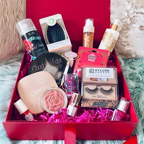 Gift box with makeup, false lashes, body sprays, hair brush, nail varnish + more Diy Makeup Gift Box Ideas, Girly Gift Box Ideas, Makeup Hamper Ideas, Make Up Gift Box Ideas, Makeup Hamper Gift Baskets, Makeup Gift Basket Ideas, Makeup Box Gift Ideas, Makeup Basket Gift Ideas, Make Up Box Gift